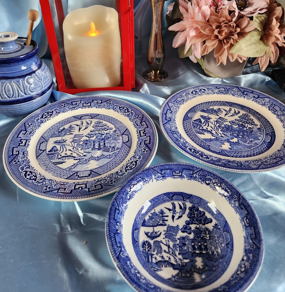 Beautiful Blue Willow Collection 2 plates and 1 bowl